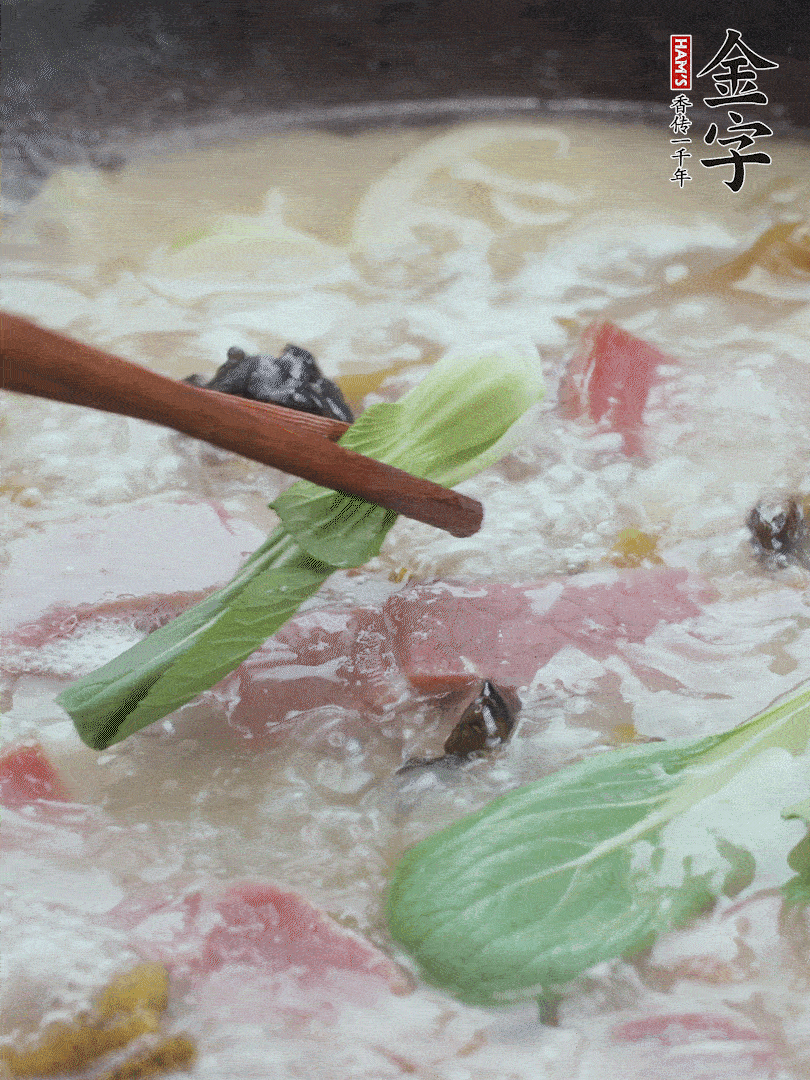 撈出蔥結(jié)，小菜心點(diǎn)綴。