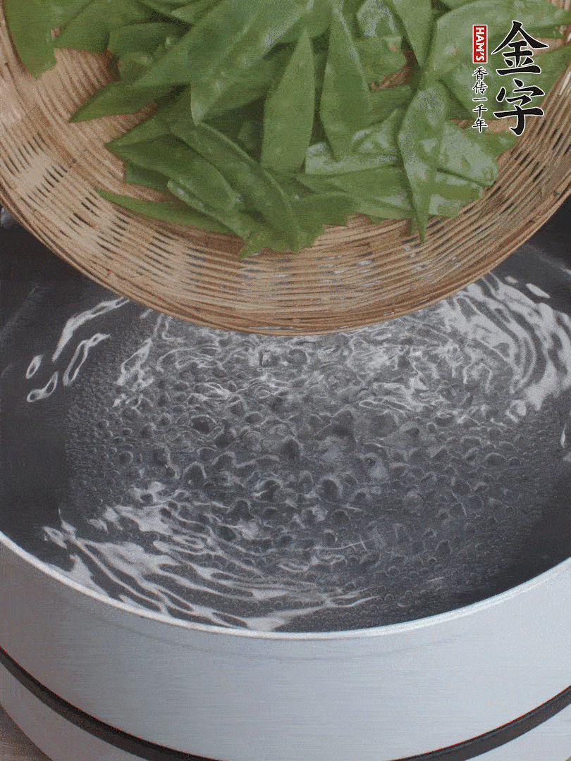 甜豆莢撕掉老筋，斜切兩半，焯水1分鐘。