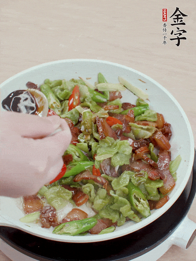 2勺生抽調(diào)味，最后撒蒜葉。