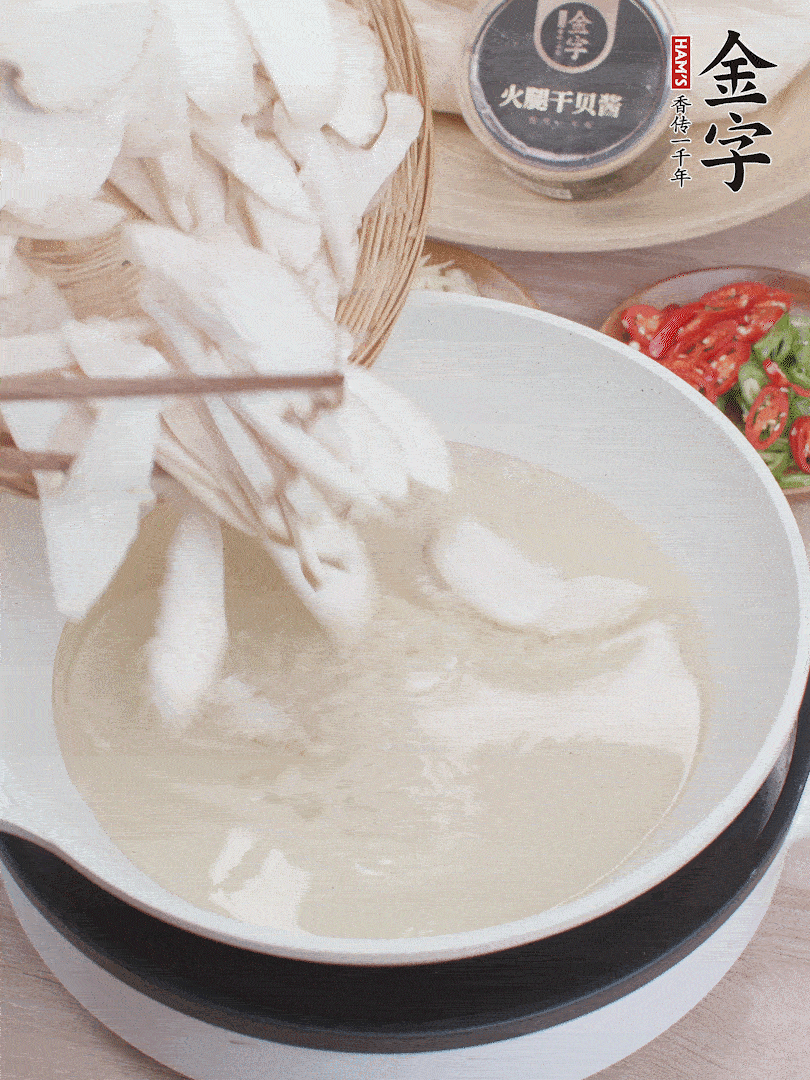 杏鮑菇切成片，油溫7層熱炸2分鐘。