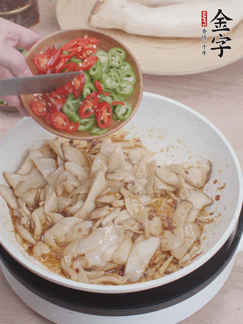下杏鮑菇、青紅辣椒炒出香味。