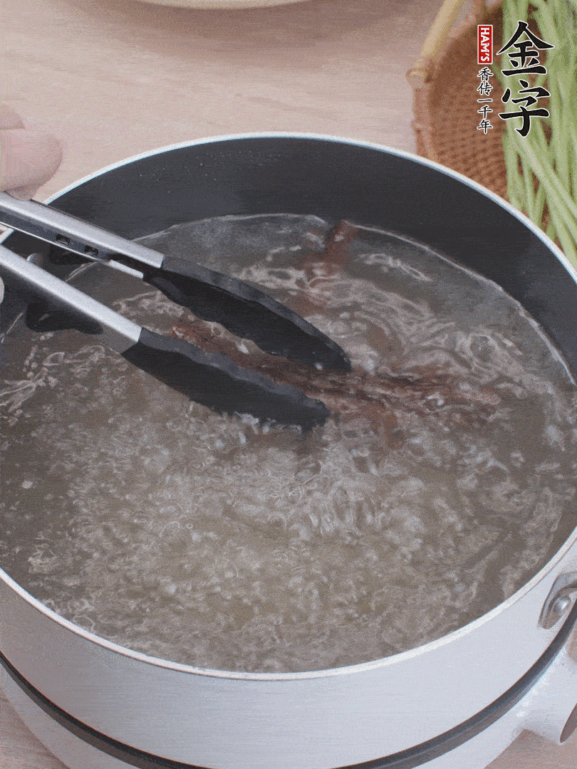 金字醬油肉下鍋煮10分鐘，切薄片。