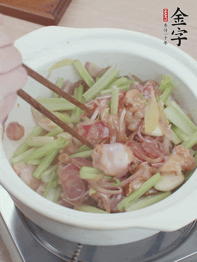 下牛蛙、芹菜、香腸翻炒。