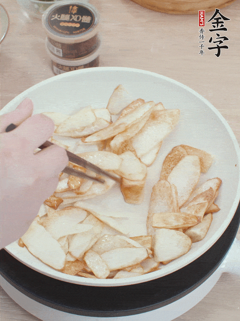 鍋中熱油，山藥煎至兩面金黃。