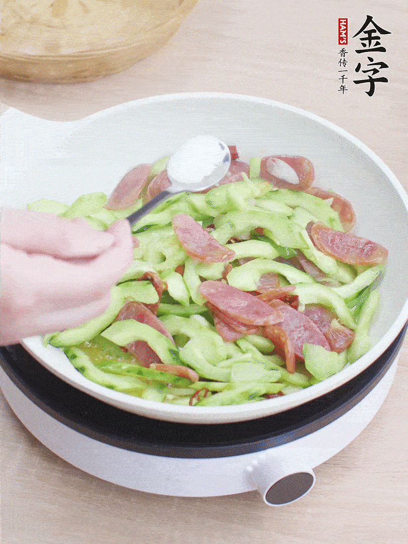 淋點(diǎn)開水，半勺白糖、1勺生抽調(diào)味。