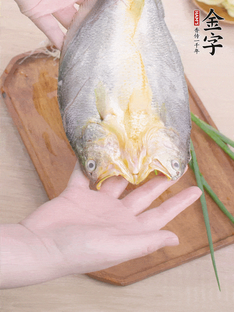 黃魚背部開刀，洗凈切花刀。適量鹽涂抹魚身兩面。