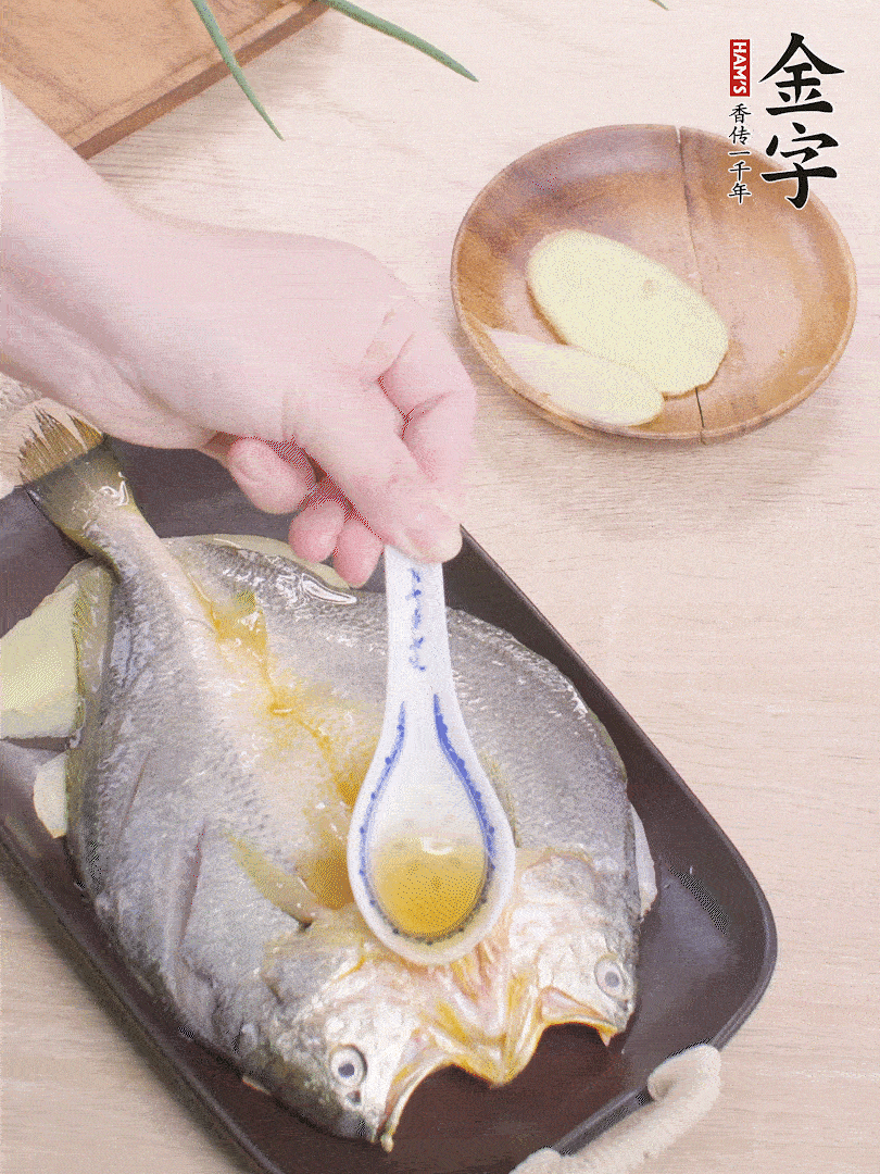 盤底鋪姜片，放黃魚，淋2勺料酒。