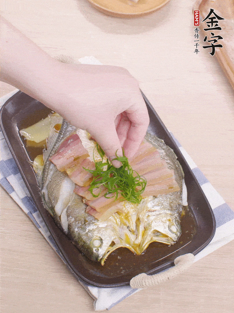 取出姜蔥，淋2勺蒸魚豉油，擺蔥絲。