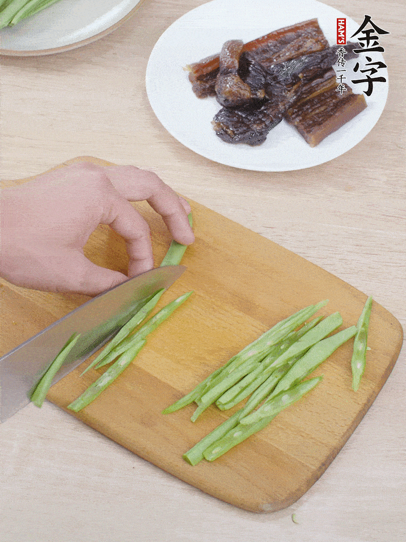 四季豆切絲。