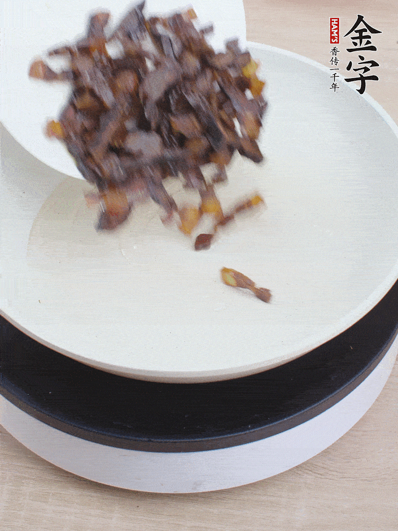 油熱倒醬油肉，編出香味。