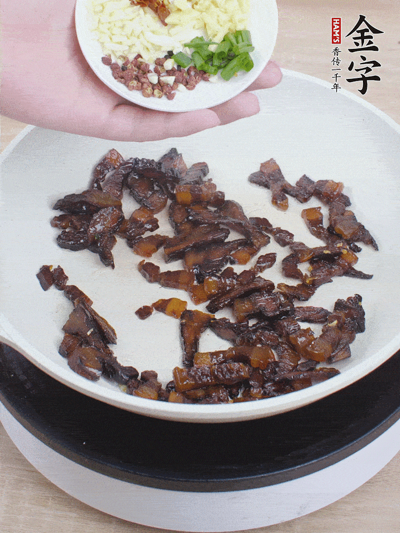下蔥姜蒜、干辣椒、花椒粒炒香。