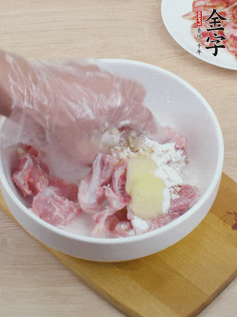 洗凈的小排，加鹽、姜、蒜末、淀粉、胡椒粉抓勻，腌制15分鐘。