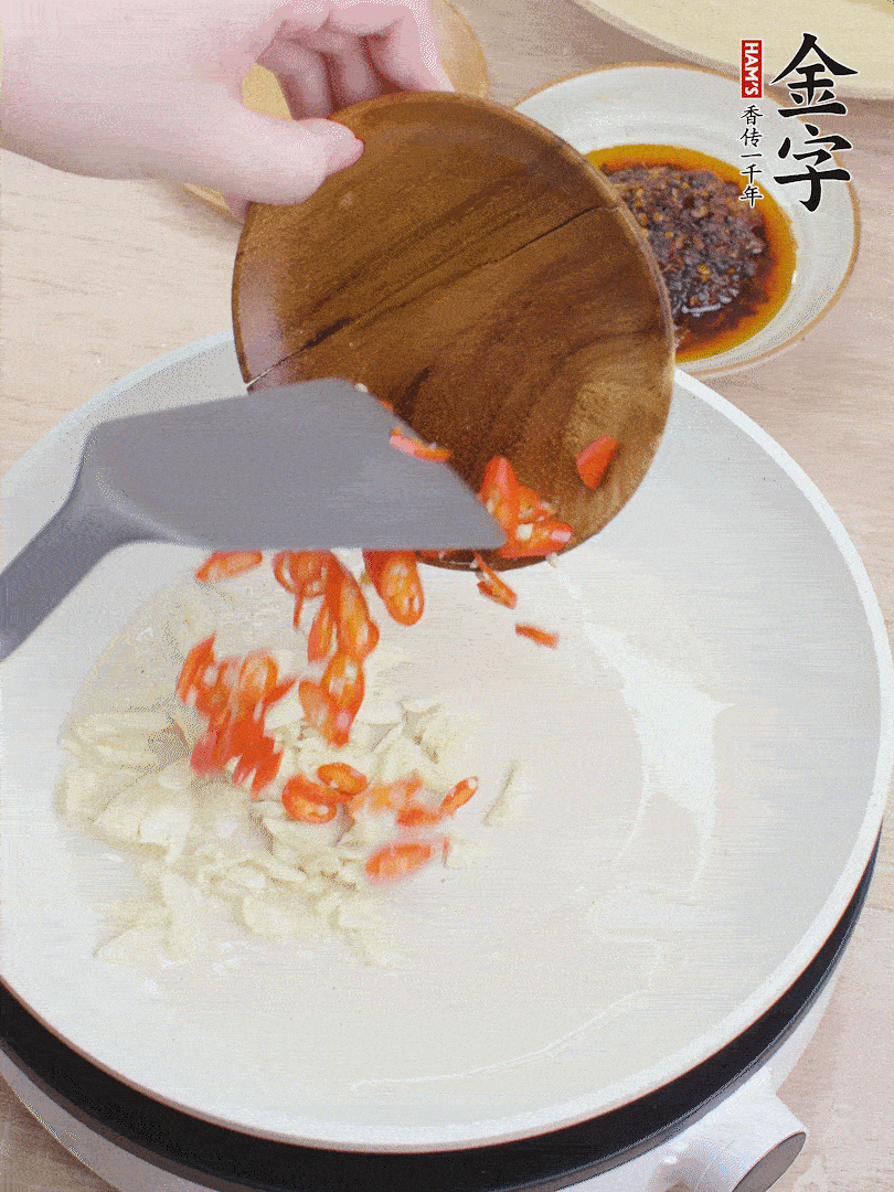 油熱煸香蒜末、辣椒。