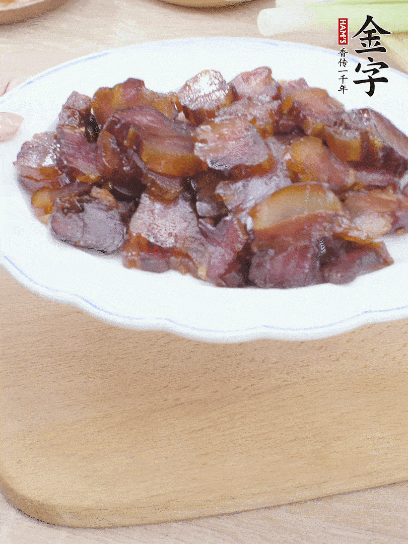 金字醬油肉水煮15分鐘，切薄片。