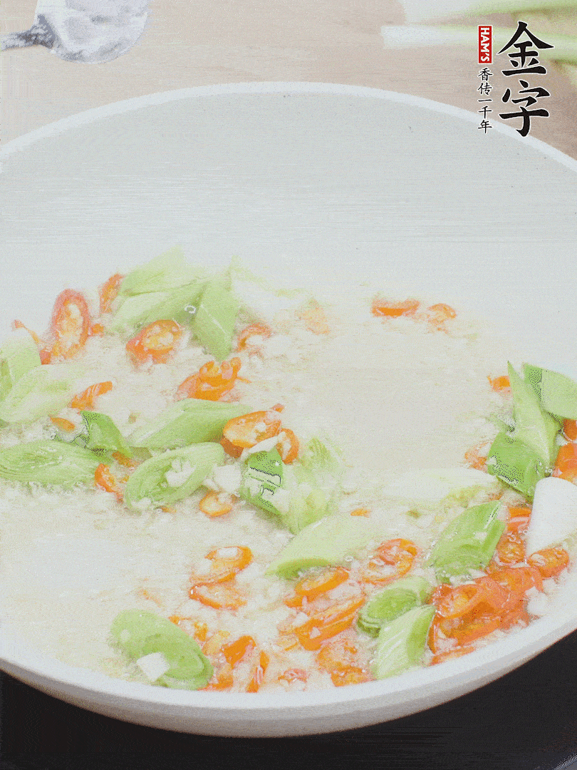 油5成熱時(shí)，下蒜末、辣椒、蒜白煸炒。