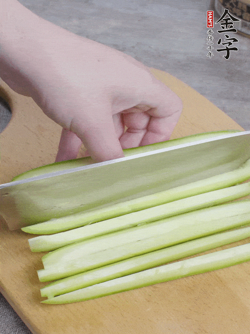 西葫蘆對半切，去瓤切條。