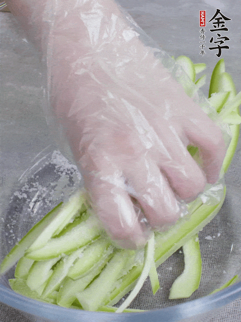 加鹽腌制15分鐘，清洗后擠干水份。