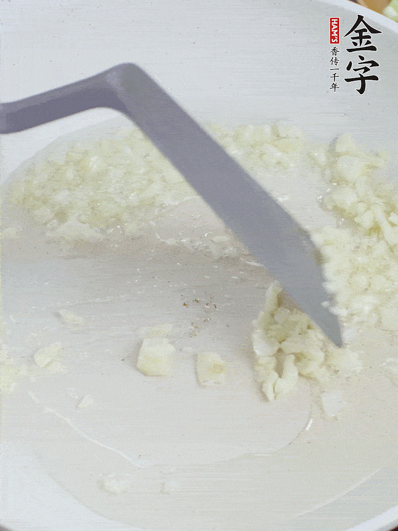 冷鍋熱油，下大蒜煎至兩面微黃。