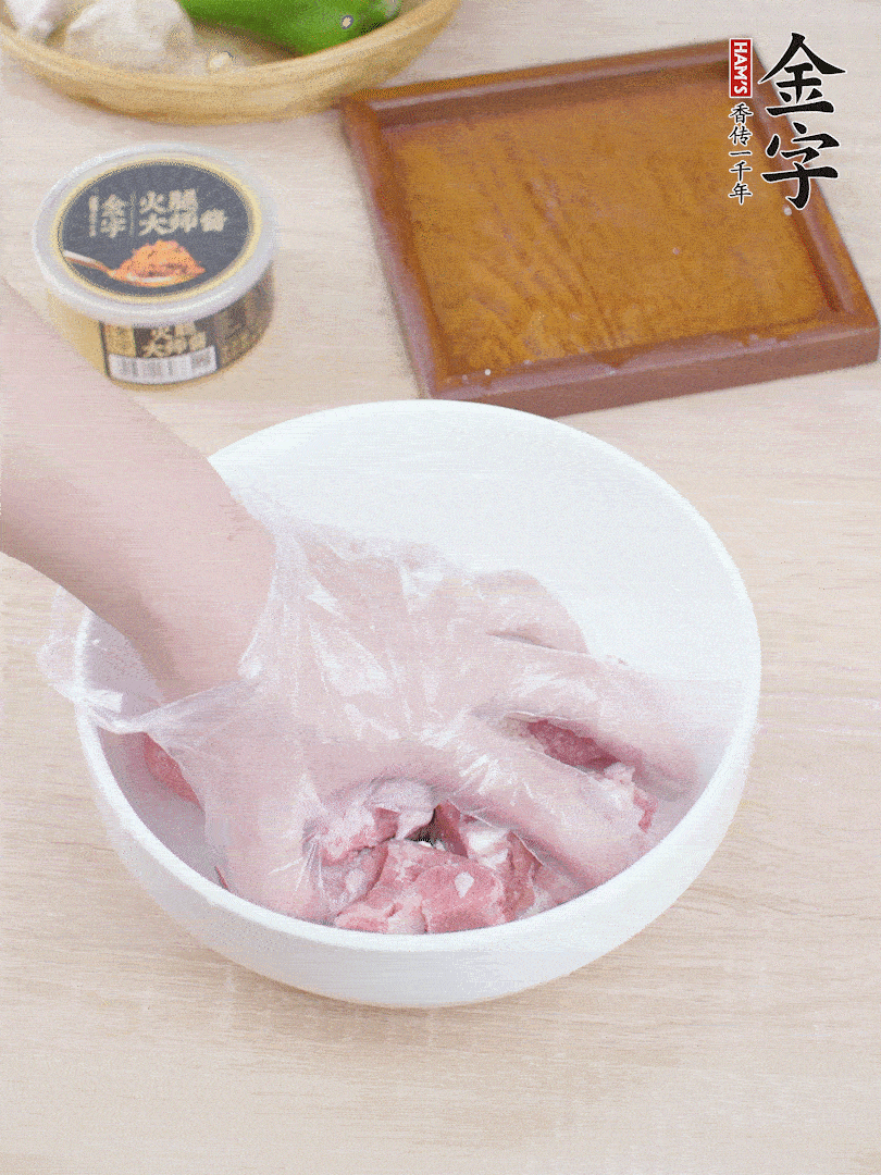 豬小排，加1勺料酒、1勺蠔油、1/3勺白胡椒粉、淀粉，抓拌均勻腌漬30分鐘。青椒去蒂去籽切塊。洋蔥去皮切塊。