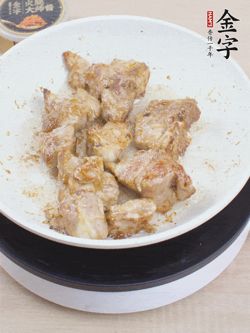 油4成熱，下小排煎炒至邊緣微微發(fā)焦。