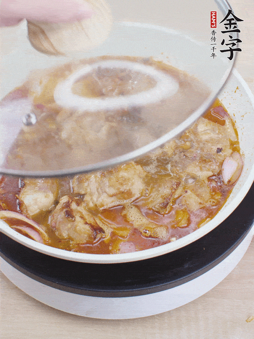下小排翻炒，加1勺生抽、1點白砂糖和少許水燜2分鐘。