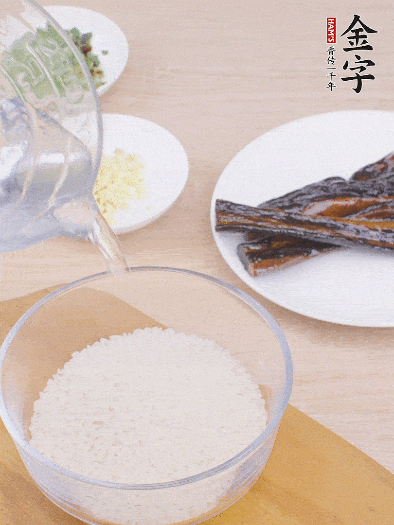 大米提前用清水浸泡1小時。