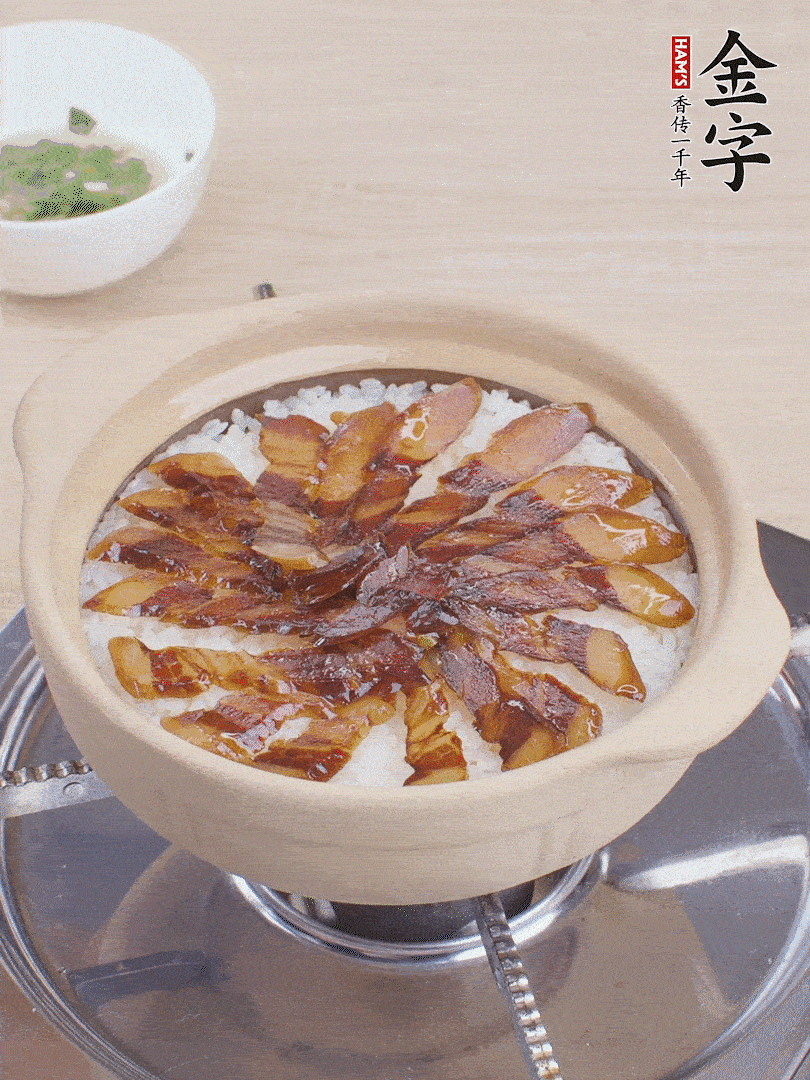 快收水時，鋪醬油肉，鍋邊淋點油，轉動砂鍋，燜煮2分鐘。