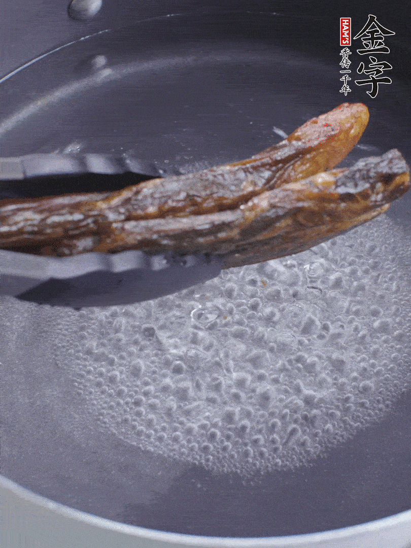 金字醬油肉水煮15分鐘，切薄片。