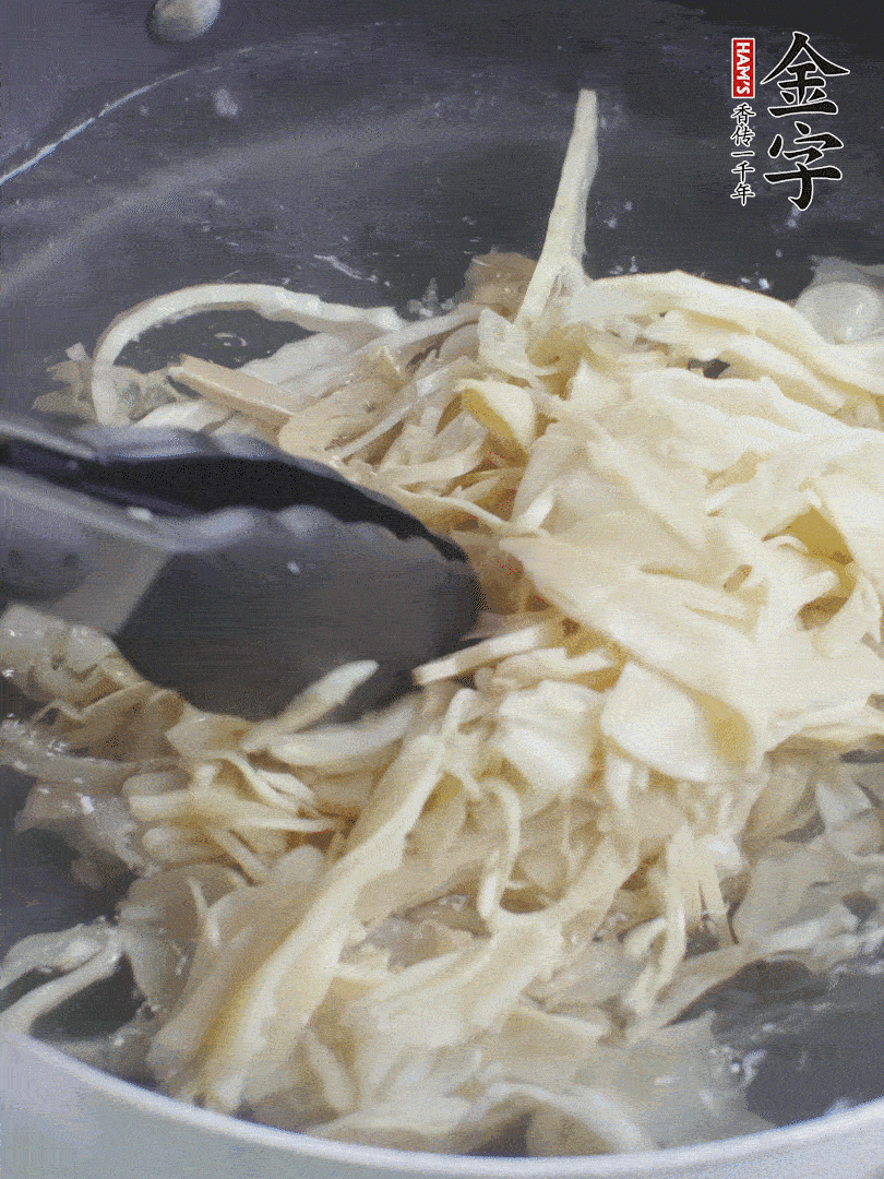 糯米筍焯水1分鐘，過(guò)涼水，擠干水份。