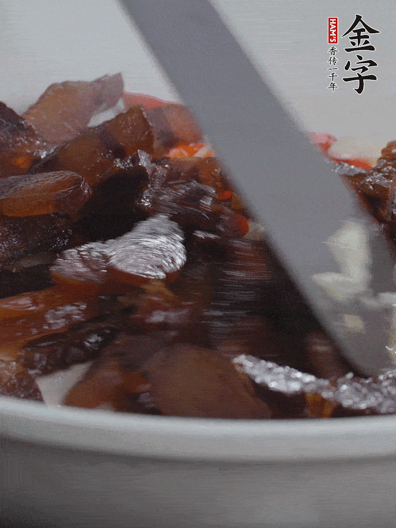 下醬油肉，煸出油脂。