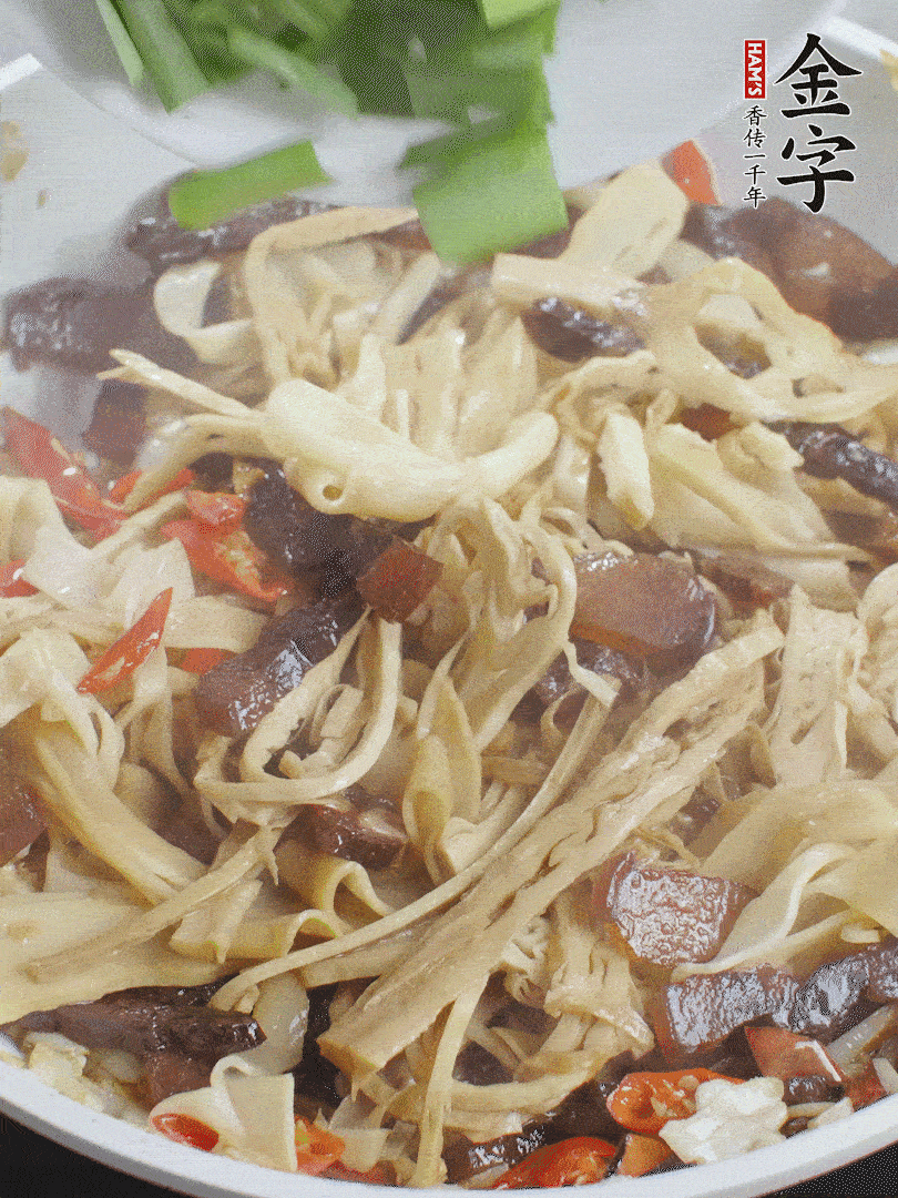 翻炒均勻，下蒜葉。