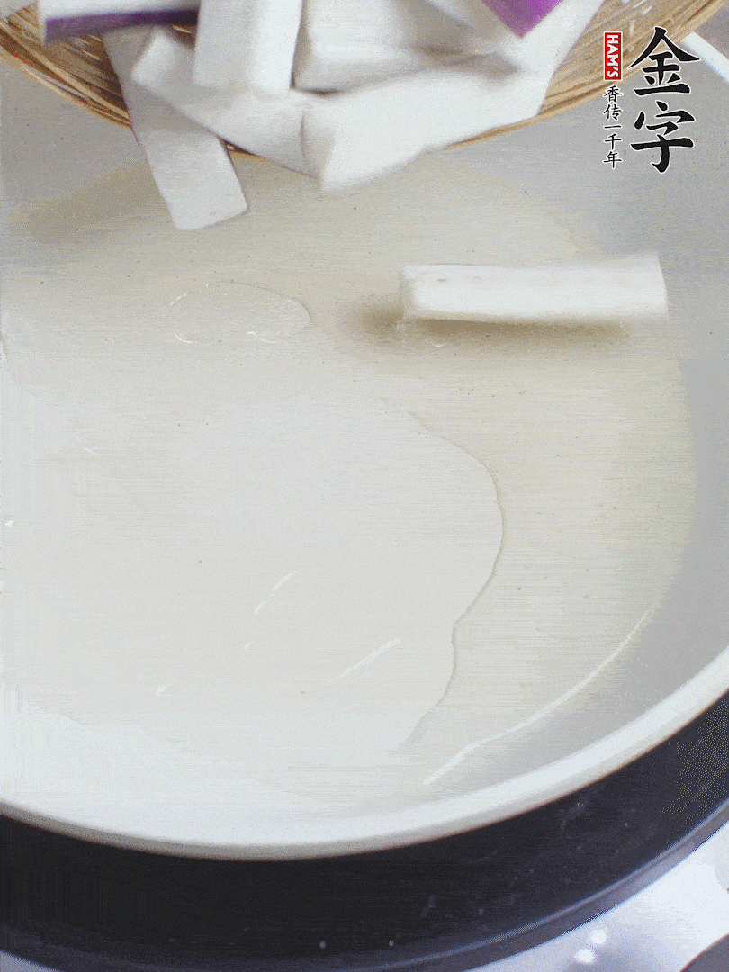 杭茄洗凈去蒂，縱向剖成4份，切成長(zhǎng)10cm左右的段。白洋蔥切絲。口蘑洗凈去掉柄。紅椒切菱形片。