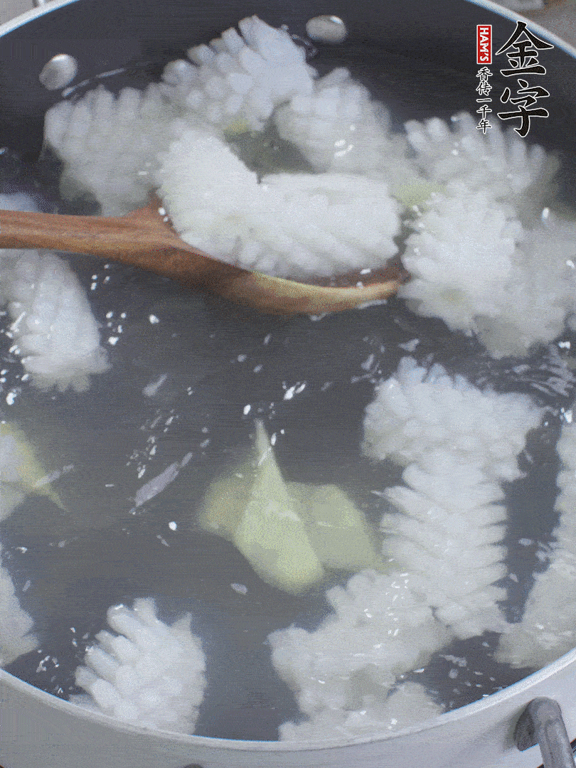 魷魚解凍后，加姜片、料酒汆燙30秒。