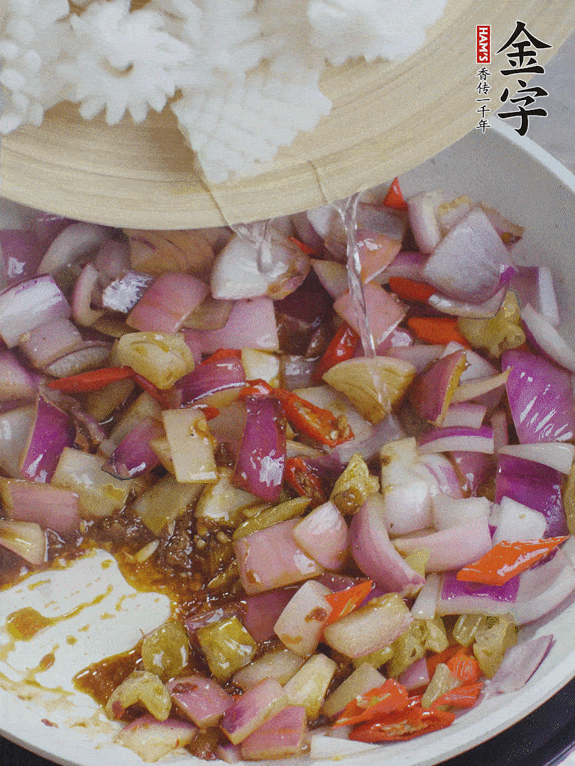 下魷魚花，2勺料酒炒勻。
