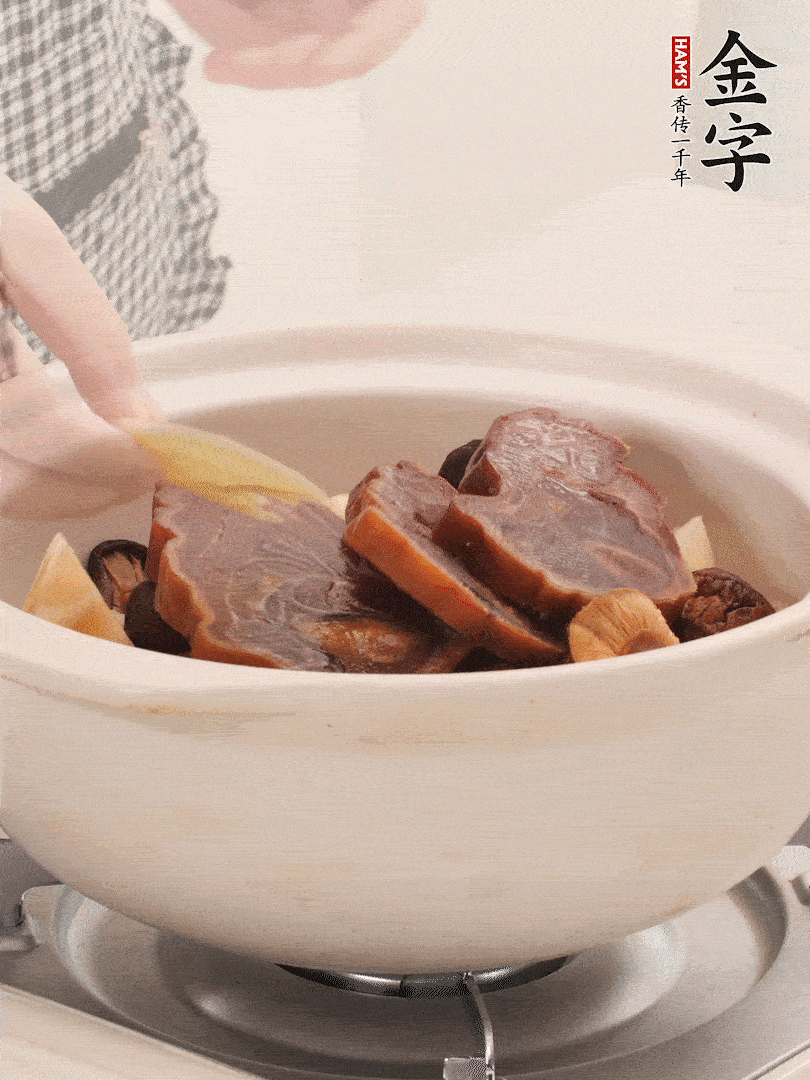 火腿、蓮藕、香菇放入砂鍋，加2片姜片，加水沒(méi)過(guò)1指。