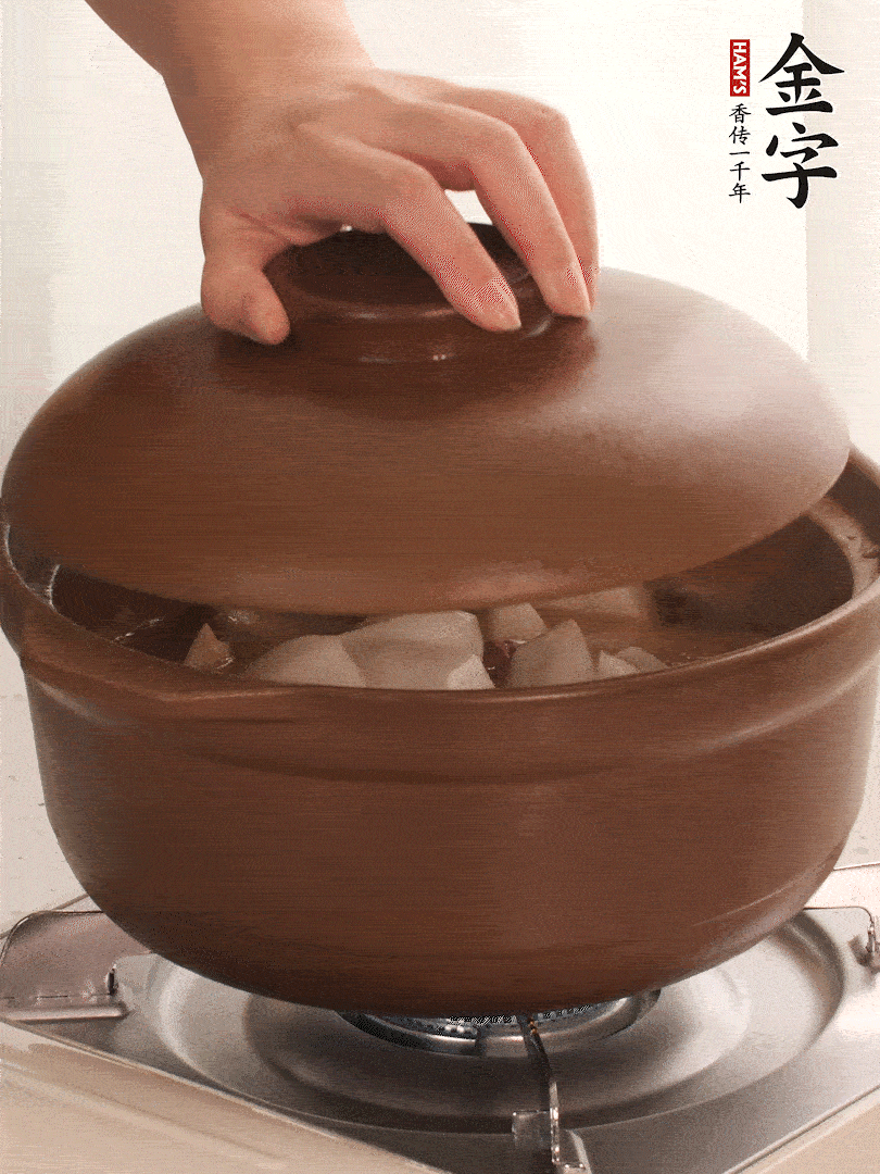 倒沒過食材的熱水，大火燒開。蓋上蓋子轉(zhuǎn)中小火，燉15-20分鐘。等蘿卜煮到喜歡的軟爛度就可以關(guān)火。