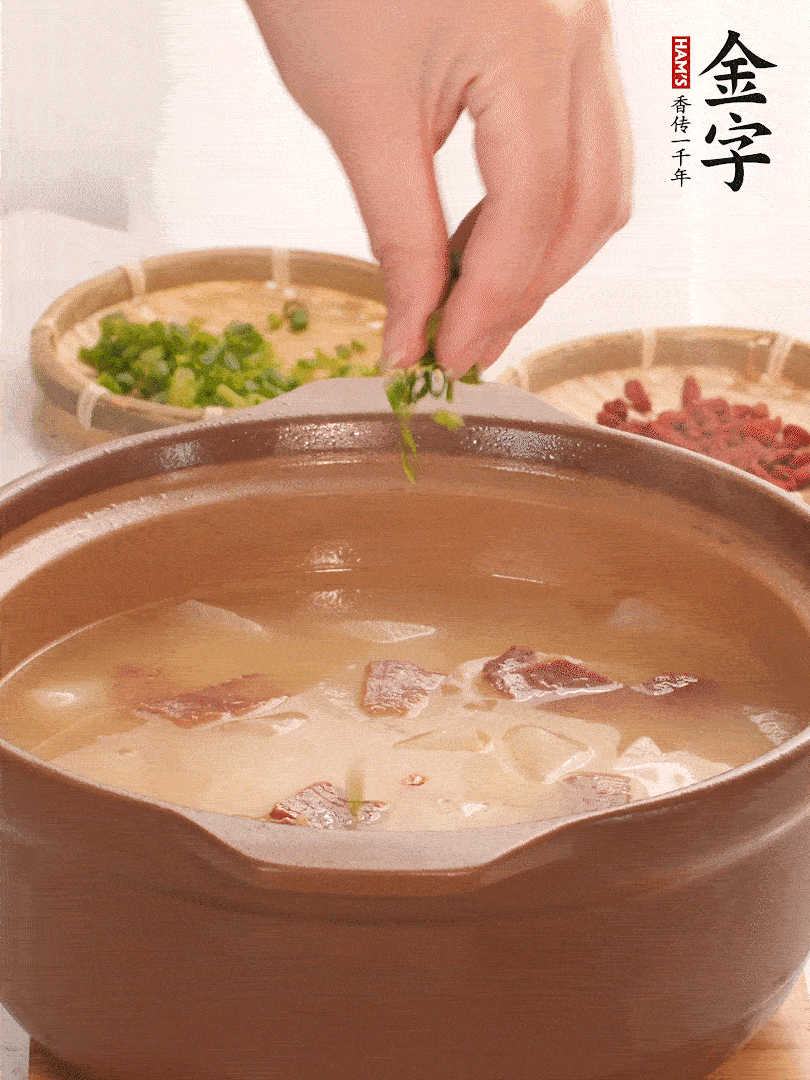 最后點綴點小蔥花、枸杞，增色提味。