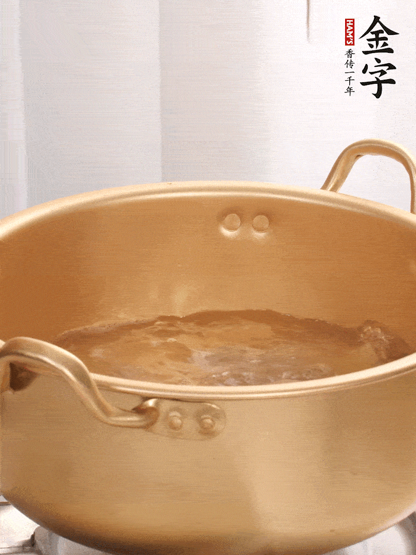 排骨加姜片、料酒，冷水下鍋焯水，撇去浮沫。