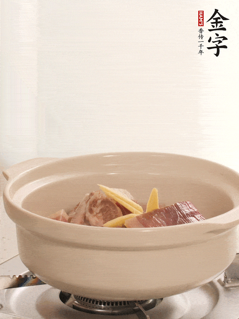 湯鍋放入排骨、火腿、姜，加適量水。煮開后轉(zhuǎn)小火燉40分鐘。