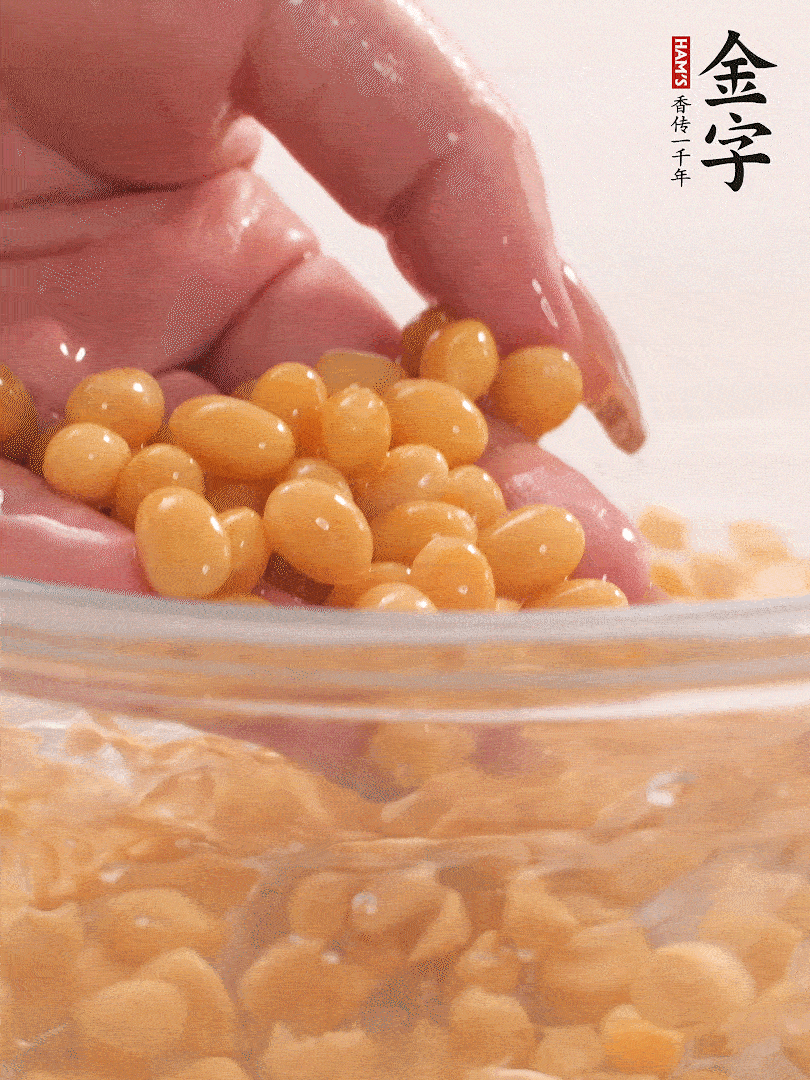 黃豆浸泡2小時(shí)，充分泡發(fā)，挑出干癟的不要。