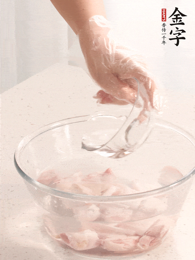 豬蹄除去雜毛、刮去油膩，斬成大塊，冷水浸泡半小時(shí)出血水，冷水下鍋，放入姜片、醋去腥，水燒開大約2分鐘，撈出。（白醋能夠讓豬蹄更白凈）