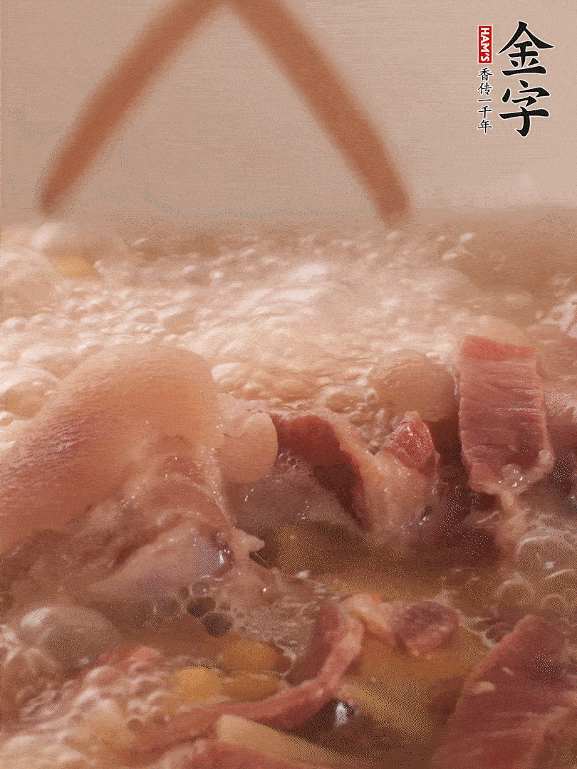 大火將水煮開后，蓋上鍋蓋，轉(zhuǎn)小火慢燉1個(gè)半小時(shí)。