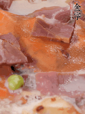 放適量料酒、清水煮到沸騰，再下蟹塊燜煮8分鐘。