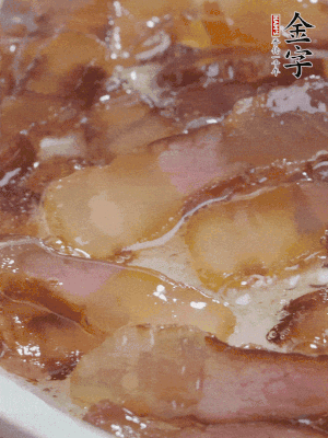油5成熱，醬油肉煸香。