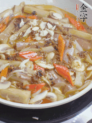 撒蒜末、香菜末。