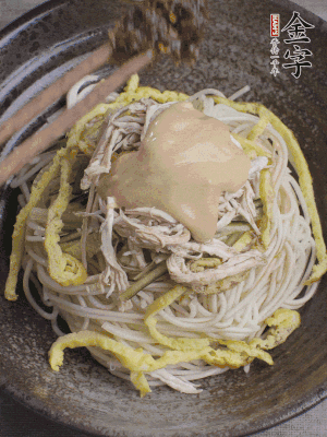 生抽1勺、醋1勺、芝麻醬1勺、金字火腿大師醬1勺。
