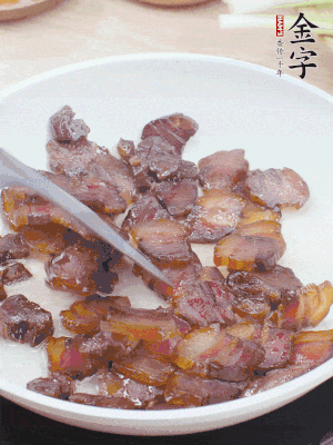 熱鍋少油，醬油肉煸出油脂，盛出。