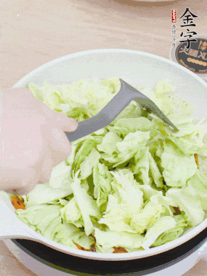 下卷心菜翻炒。