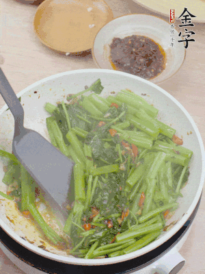 下空心菜炒軟。