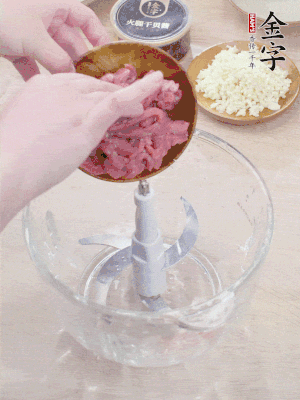 江南野筍干浸泡至軟；豬五花肉切薄片；腐皮改刀切成長(zhǎng)方形。